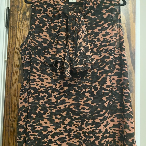 Like new Cabi tie front abstract blouse - Picture 3 of 6